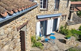 Chambre et terrasse dans une ancienne bergerie